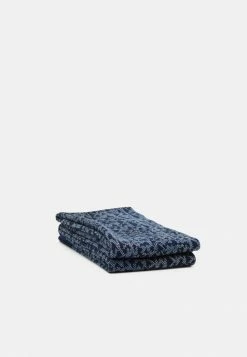 MICHAEL Michael Kors SWIRL SCARF - Scarf - Midnightblue 8 MICHAEL Michael Kors SWIRL SCARF - Scarf - Midnightblue -MICHAEL Michael Kors shop 03ee482807b04deaa617af44832905c4