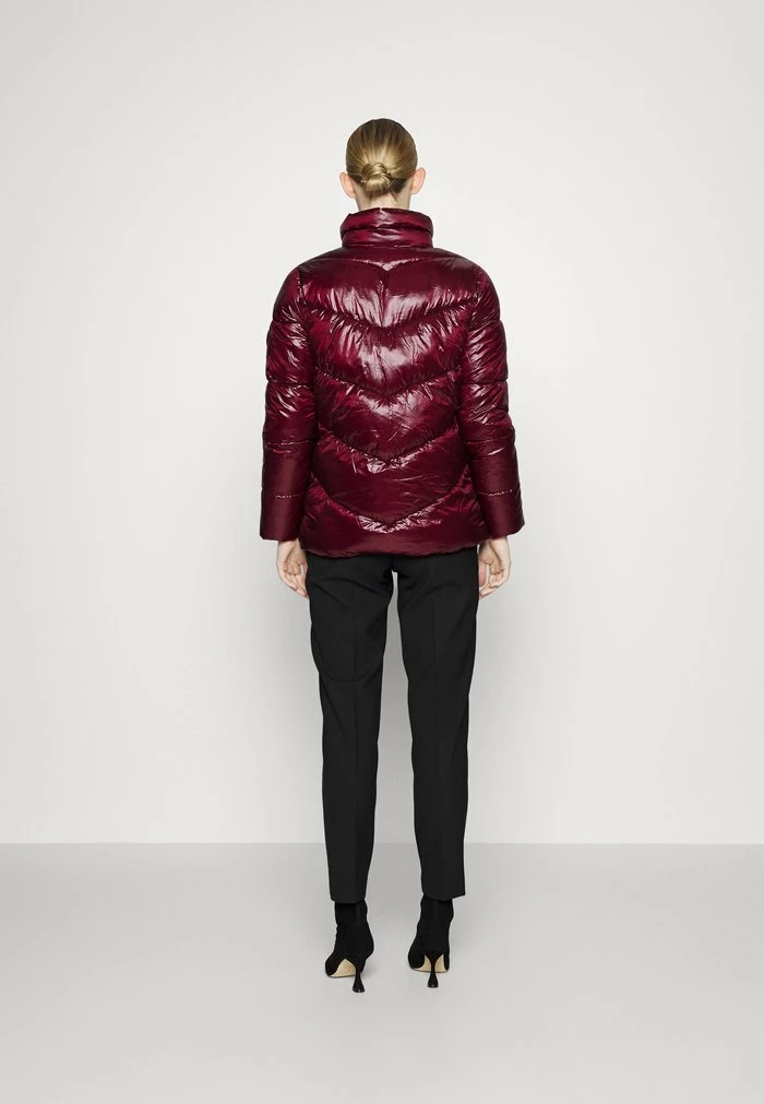 MICHAEL Michael Kors SHORT LENGTH PUFFER WITH DIAGONAL QUILTING - Down Coat - Dark Red 6 MICHAEL Michael Kors SHORT LENGTH PUFFER WITH DIAGONAL QUILTING - Down Coat - Dark Red - Image 4