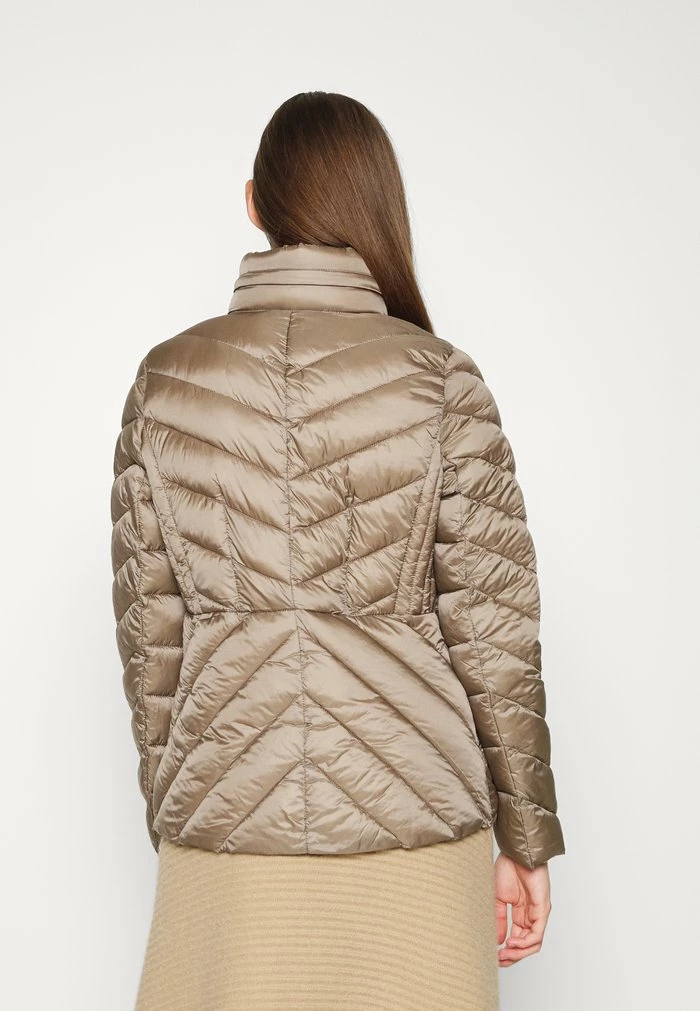 MICHAEL Michael Kors CHEVRON QUILTED PACKABLE - Light Jacket - Taupe 6 MICHAEL Michael Kors CHEVRON QUILTED PACKABLE - Light Jacket - Taupe - Image 4