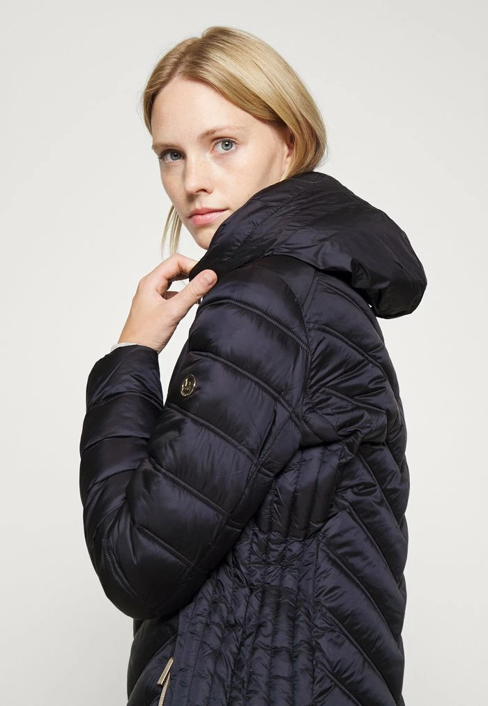 MICHAEL Michael Kors LONG PACKABLE PUFFER - Classic Coat - Dark Navy 7 MICHAEL Michael Kors LONG PACKABLE PUFFER - Classic Coat - Dark Navy - Image 5