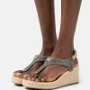 MICHAEL Michael Kors LANEY THONG - Platform Sandals - Gold
