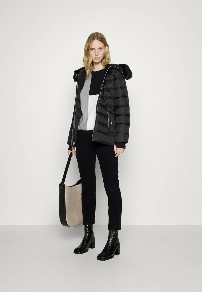 MICHAEL Michael Kors BELTED HORIZONTAL QUILTED PUFFER COAT WITH SNAP OFF - Winter Jacket - Black 4 MICHAEL Michael Kors BELTED HORIZONTAL QUILTED PUFFER COAT WITH SNAP OFF - Winter Jacket - Black - Image 2