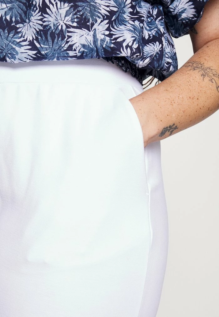 MICHAEL Michael Kors SOLID ROLLD CUF - Trousers - White 7 MICHAEL Michael Kors SOLID ROLLD CUF - Trousers - White - Image 5