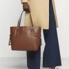 MICHAEL Michael Kors VOYAGER TOTE - Handbag - Luggage 1 MICHAEL Michael Kors VOYAGER TOTE - Handbag - Luggage -MICHAEL Michael Kors shop 633200f6b78e42eba9b5a8a0aa8e62e3