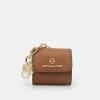 MICHAEL Michael Kors TRAVEL ACCESSORIES CLIPCASE FOR AIRPODS - Key Holder - Brown