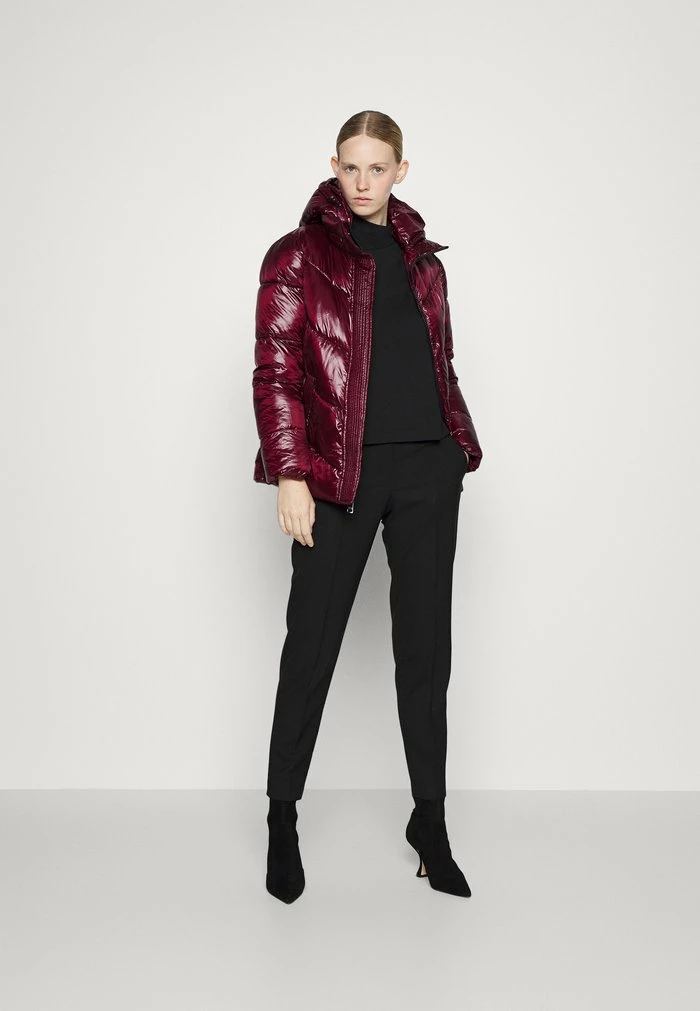 MICHAEL Michael Kors SHORT LENGTH PUFFER WITH DIAGONAL QUILTING - Down Coat - Dark Red 4 MICHAEL Michael Kors SHORT LENGTH PUFFER WITH DIAGONAL QUILTING - Down Coat - Dark Red - Image 2