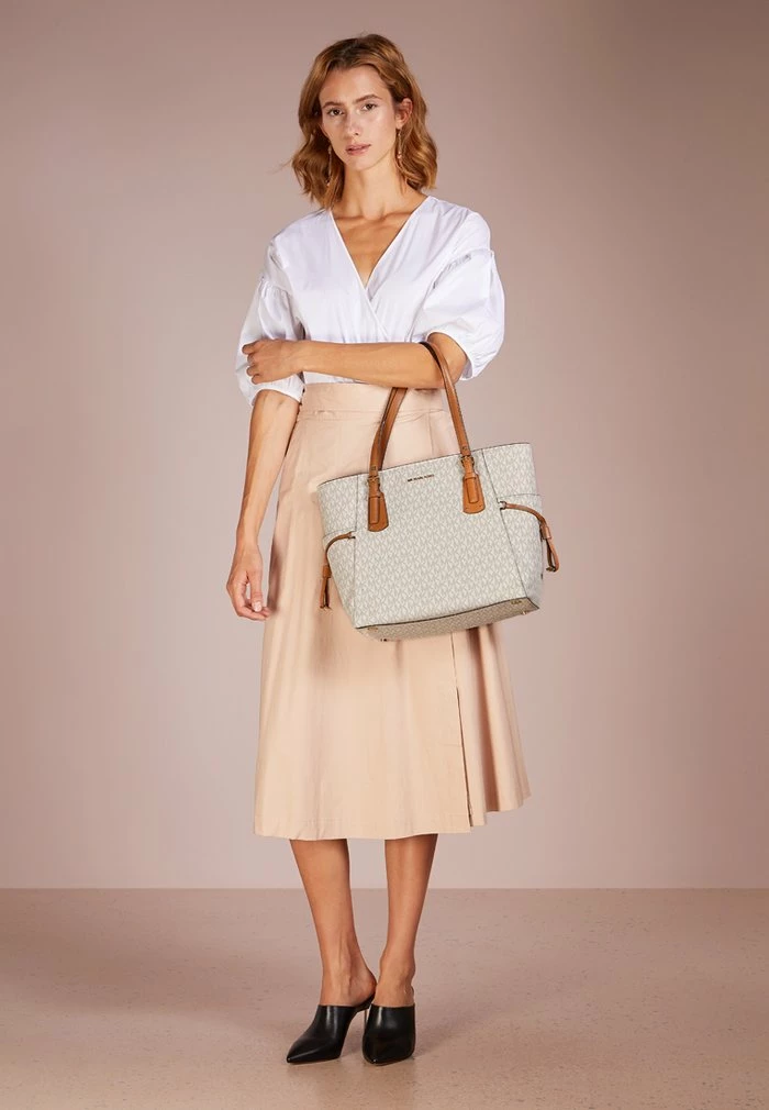 MICHAEL Michael Kors VOYAGER SIGNATURE TOTE - Handbag - Vanilla 4 MICHAEL Michael Kors VOYAGER SIGNATURE TOTE - Handbag - Vanilla - Image 2