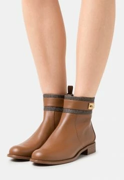 MICHAEL Michael Kors PADMA STRAP FLAT BOOTIE - Classic Ankle Boots - Brown/luggage