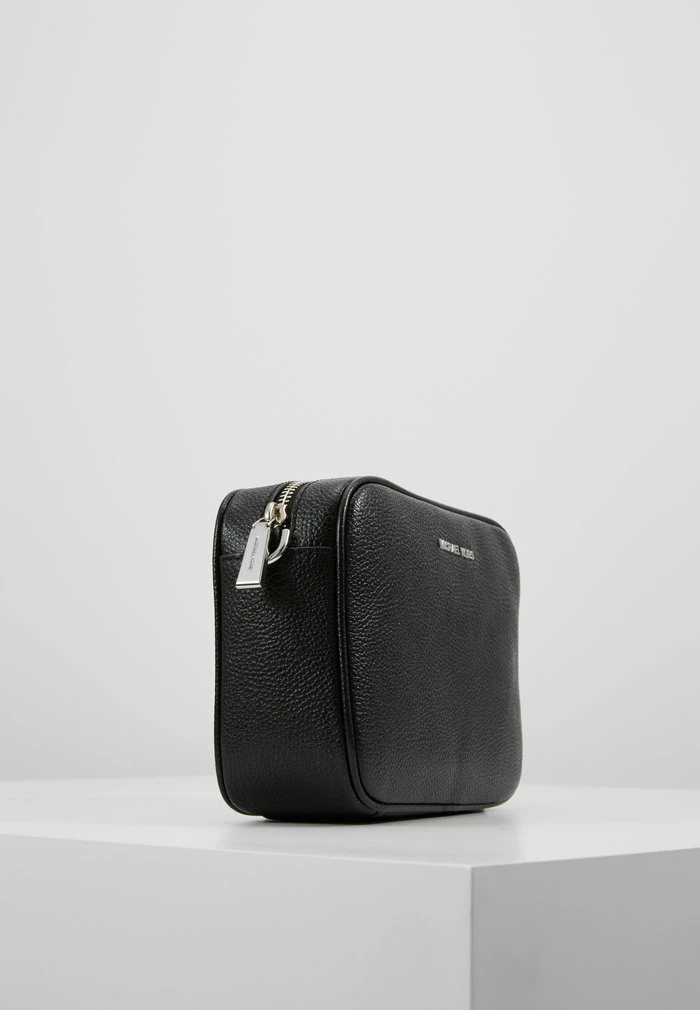 MICHAEL Michael Kors JET SET CAMERA BAG - Across Body Bag - Black 6 MICHAEL Michael Kors JET SET CAMERA BAG - Across Body Bag - Black - Image 4