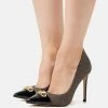 MICHAEL Michael Kors PARKER - Classic Heels - Black/brown 2 MICHAEL Michael Kors PARKER - Classic Heels - Black/brown -MICHAEL Michael Kors shop 890459910b82486f983713d6f7f5a192