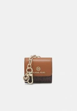 MICHAEL Michael Kors TRAVEL ACCESSORIES CLIPCASE FOR AIRPODS - Keyring - Brown/acorn