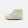 MICHAEL Michael Kors BABY OLLIE - First Shoes - Vanilla -MICHAEL Michael Kors shop a489672eb0984c9b9f3211bad6741b0d