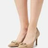 MICHAEL Michael Kors IZZY FLEX - Classic Heels - Camel -MICHAEL Michael Kors shop bcee349d9f6541c18b1349f2a5792524