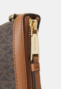 MICHAEL Michael Kors HERITAGE TRAVEL SLEEVE TOTE - Tote Bag - Brown/acorn -MICHAEL Michael Kors shop d3eca1c62d984f5d978f5c218e2b317f