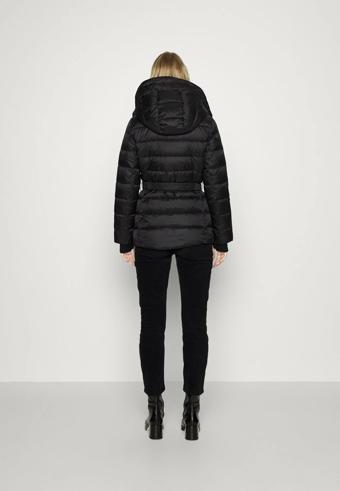 MICHAEL Michael Kors BELTED HORIZONTAL QUILTED PUFFER COAT WITH SNAP OFF - Winter Jacket - Black 6 MICHAEL Michael Kors BELTED HORIZONTAL QUILTED PUFFER COAT WITH SNAP OFF - Winter Jacket - Black - Image 4