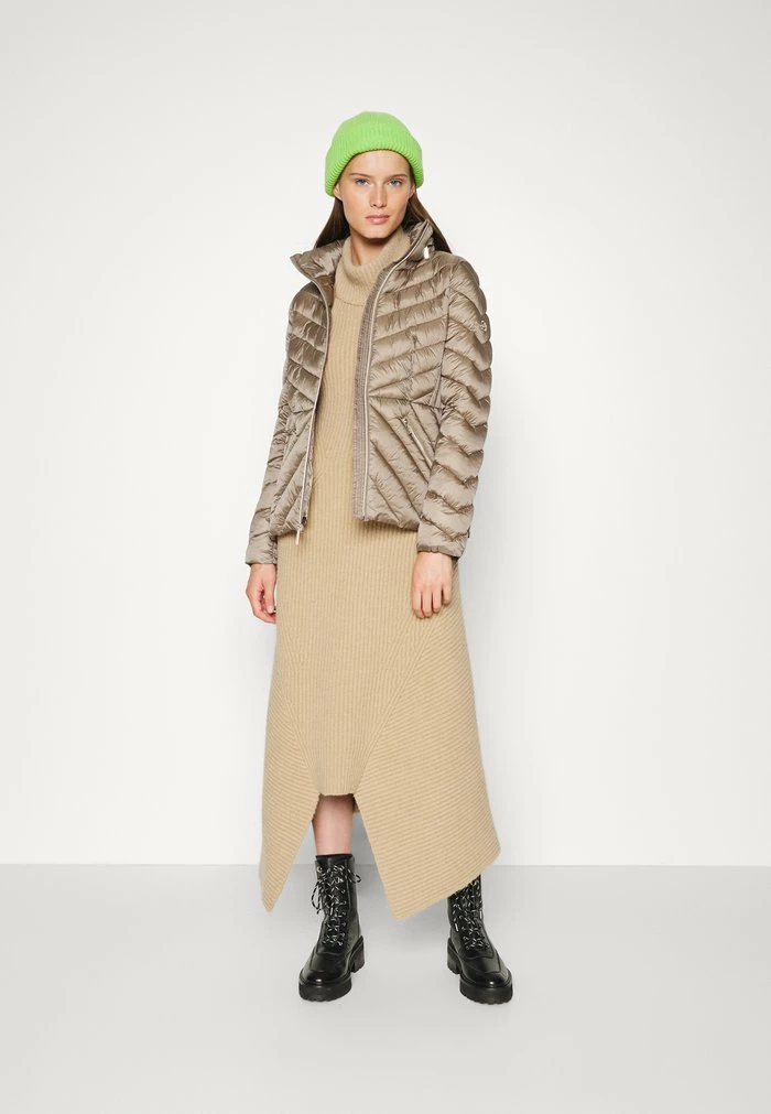MICHAEL Michael Kors CHEVRON QUILTED PACKABLE - Light Jacket - Taupe 4 MICHAEL Michael Kors CHEVRON QUILTED PACKABLE - Light Jacket - Taupe - Image 2